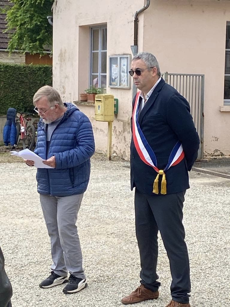 Pascal Sebillotte et Jean-Claude Boulay devant la plaque commémorative des Granges