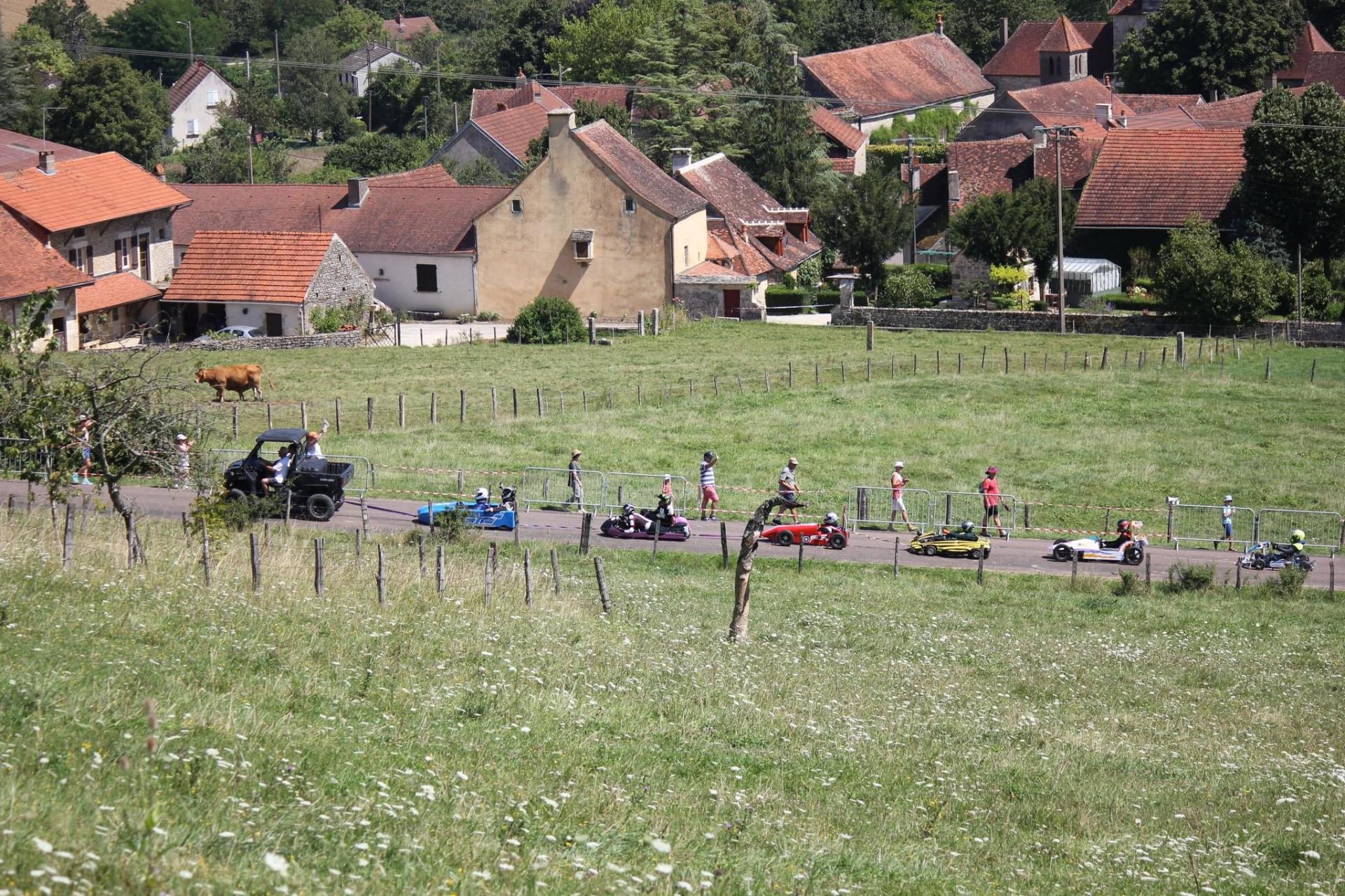 quelques maisons des Granges en arrière plan des caisses à savon