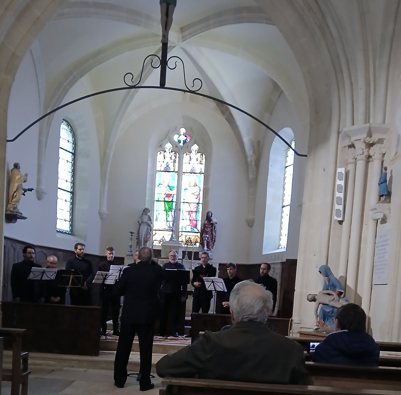 des chanteurs dans le choeur de l'église