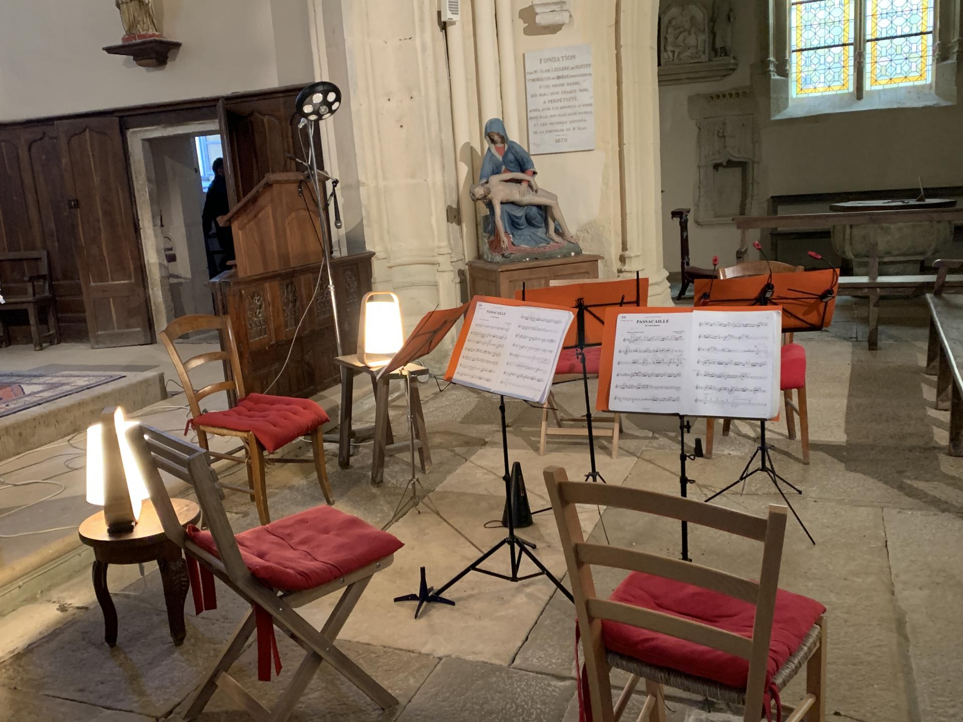 dans l'église de Grignon, des chaises au coussin rouge