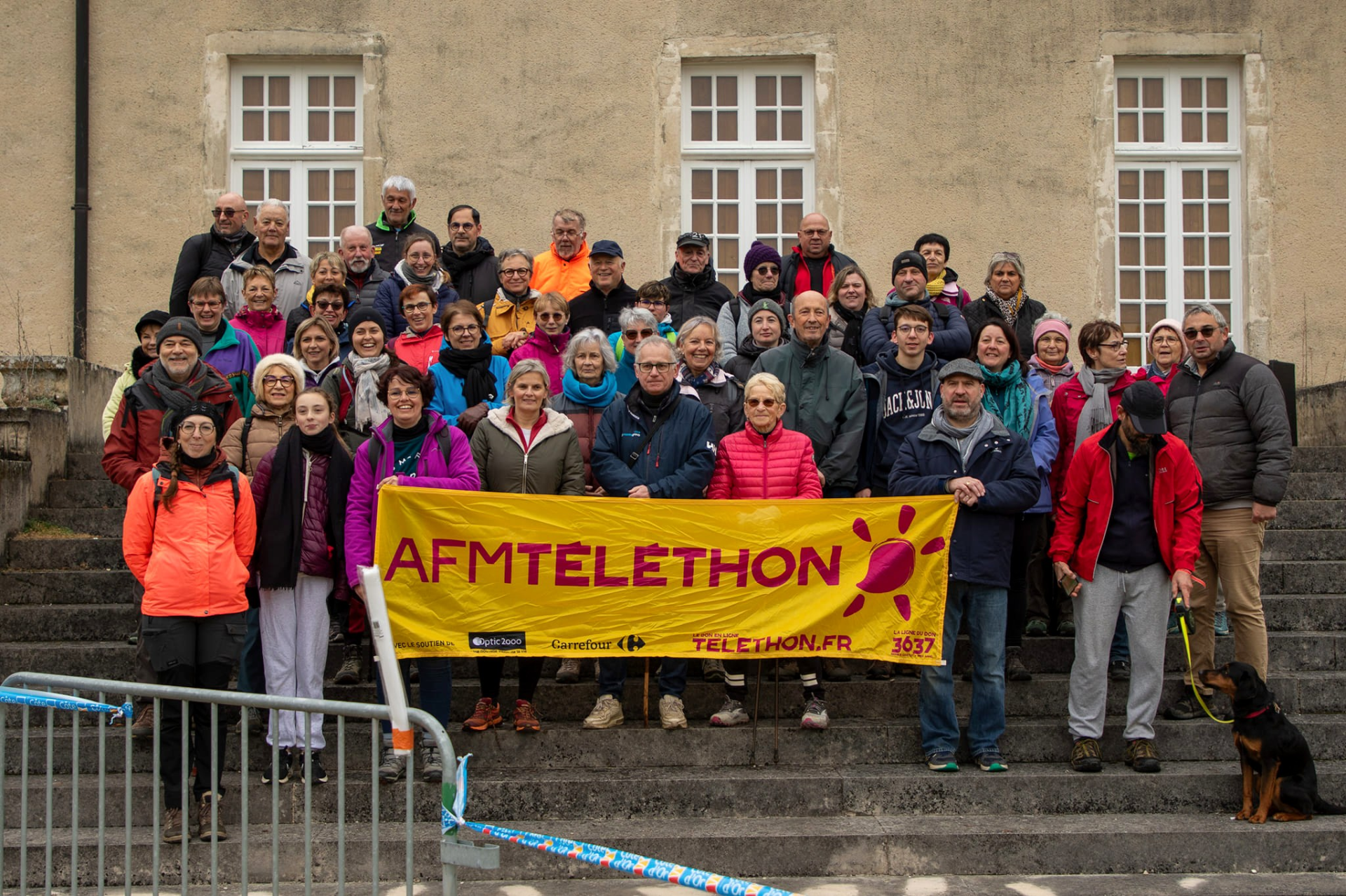 des personnes tenant une banderole "AFM Téléthon" jaune