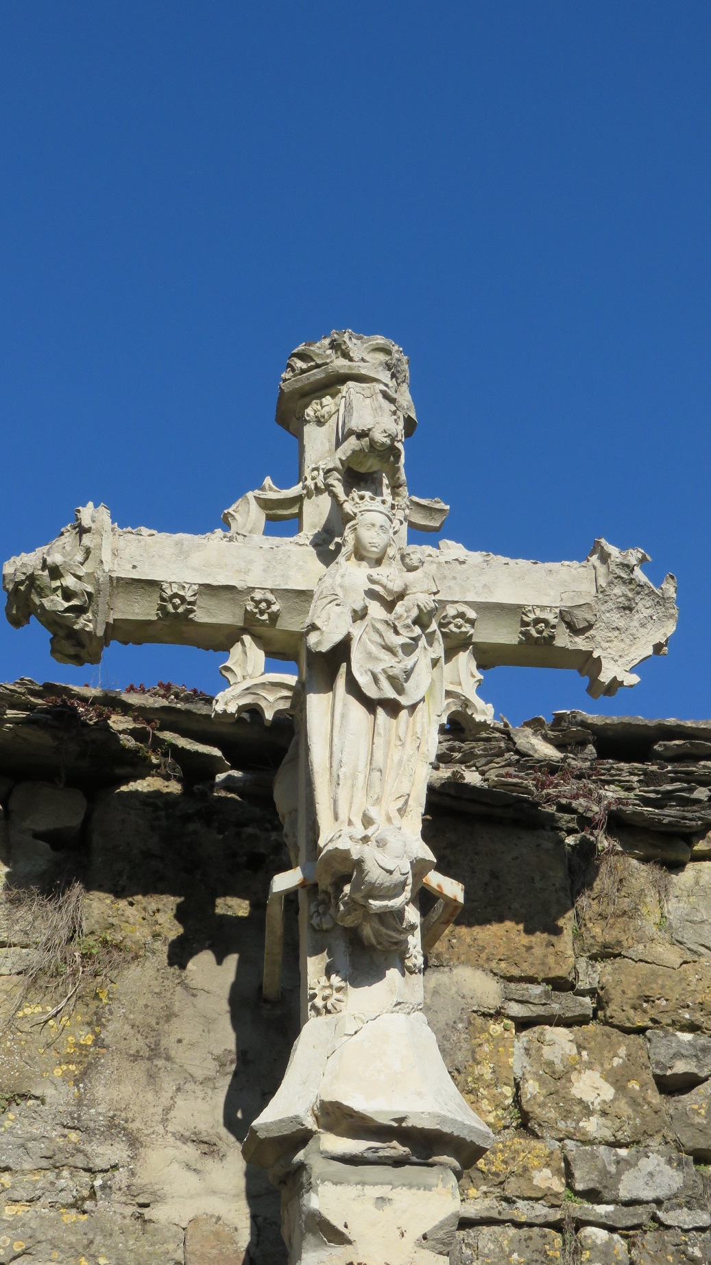 Face avant du calvaire de Grignon (la Vierge et un ange)
