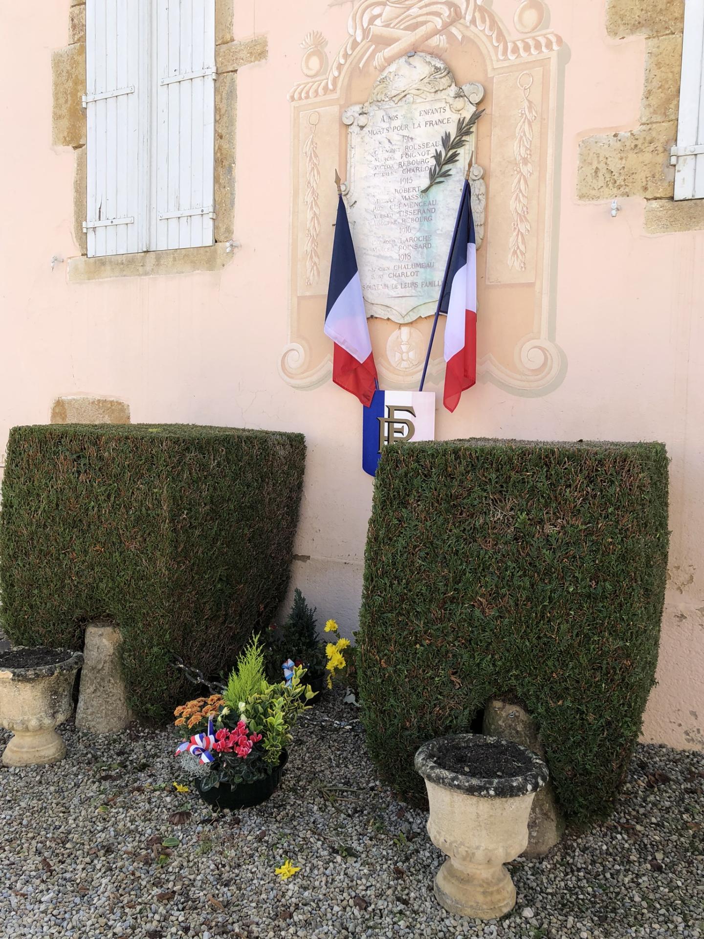 2 drapeaux français et une jardinière de fleurs