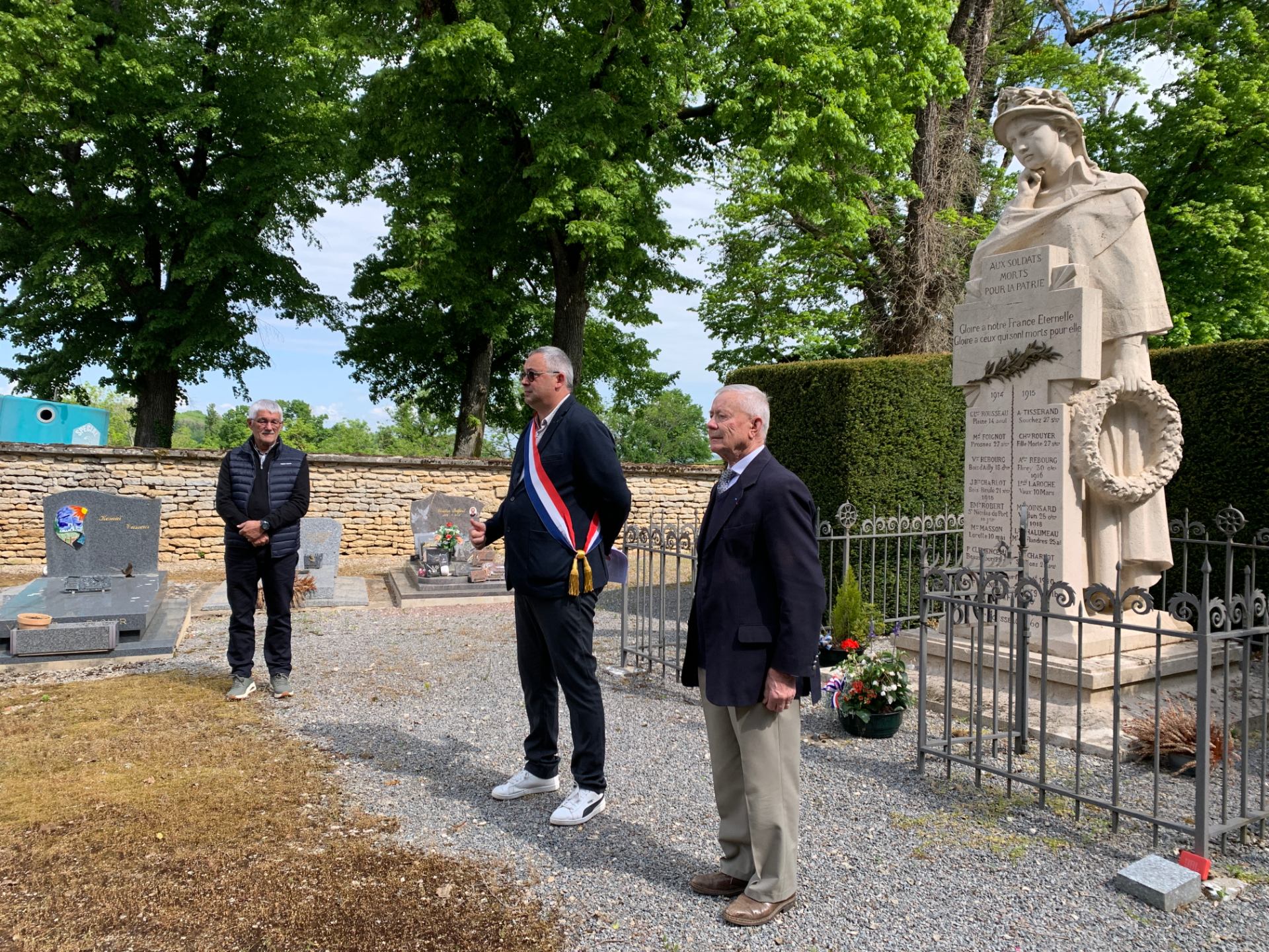 Mrs Sebillotte, Mignard et Denis devant le monument aux morts